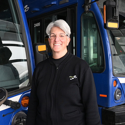 Julie, chauffeure d'autobus urbain au RTC