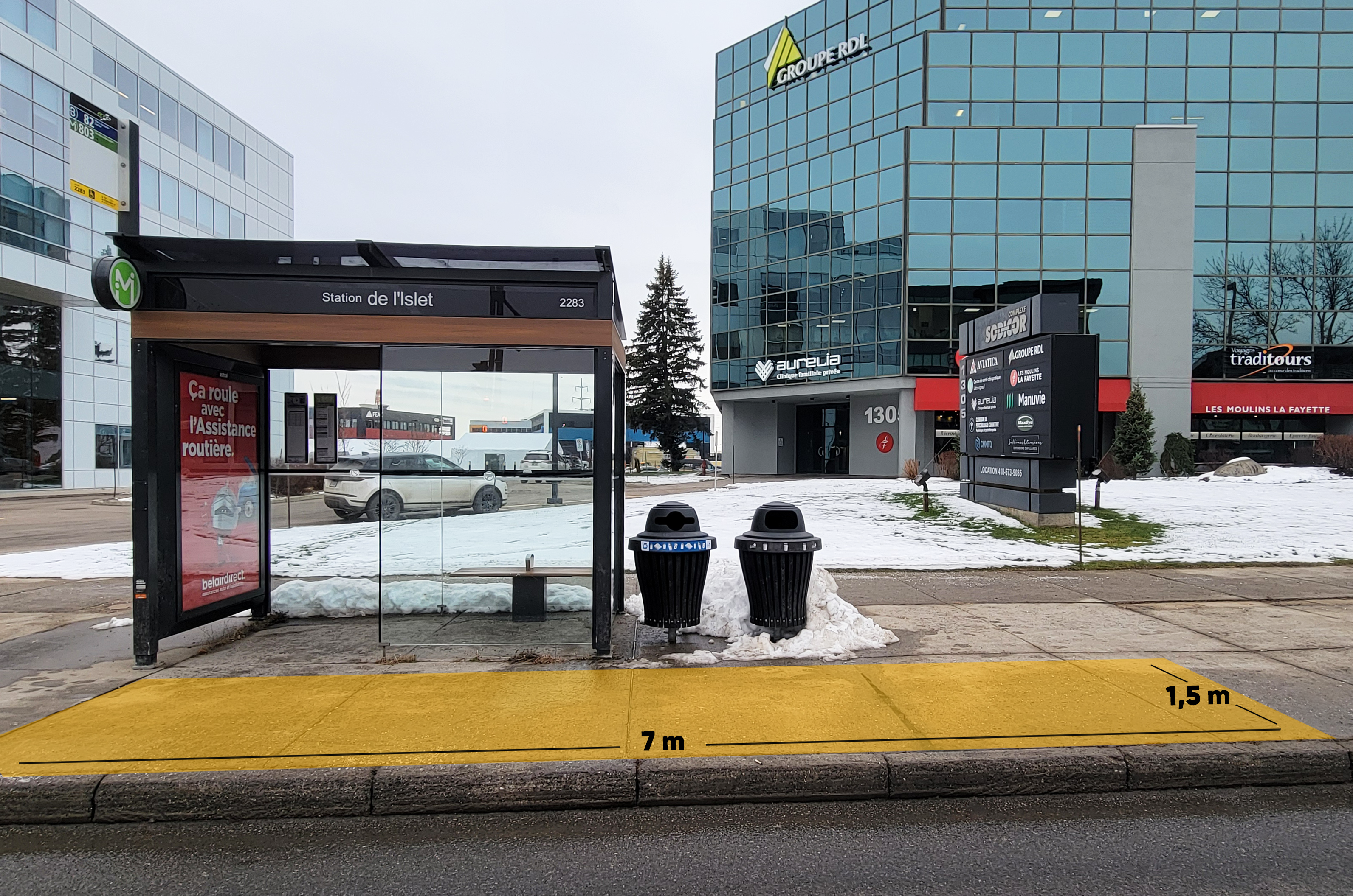 Photo d'un arrêt de bus où on voit les mesures pour qu'il soit considéré accessible aux personnes en fauteuil roulant